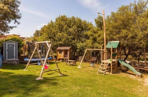 Castellet i la Gornal Villa | Escapada con Piscina Climatizada y Área Infantil