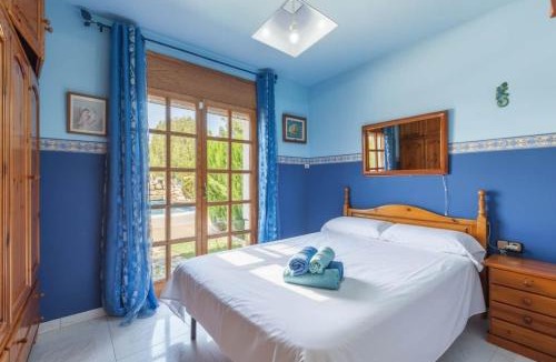 Castellet i la Gornal Villa | Escapada con Piscina Climatizada y Área Infantil