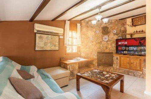 Castellet i la Gornal Villa | Escapada con Piscina Climatizada y Área Infantil