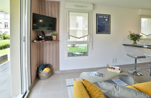 Dinan Apartment | Escapade à Dinan - Appartement avec jardin et parking privé