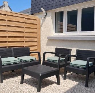 Ploermel Apartment | Escapade Bretonne - Calme, Coin Bureau & Wifi Fibre