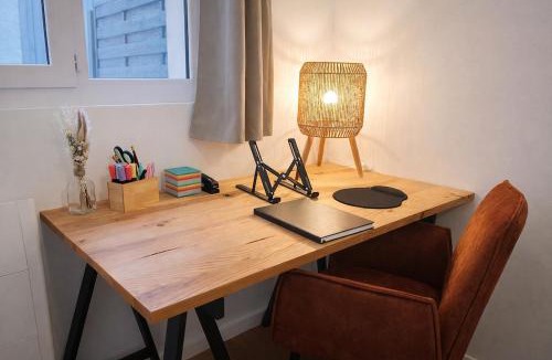 Ploermel Apartment | Escapade Bretonne - Calme, Coin Bureau & Wifi Fibre