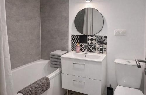 Ploermel Apartment | Escapade Bretonne - Calme, Coin Bureau & Wifi Fibre
