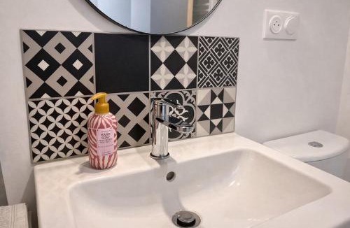 Ploermel Apartment | Escapade Bretonne - Calme, Coin Bureau & Wifi Fibre