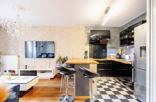 Le Plessis-Bouchard Apartment | Escapade Exotique-Private Terrace-Love&Jacuzzi