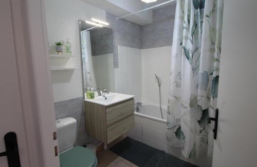 Lons-le-Saunier Apartment | Escapade Jurassienne-Terrasse & Sérénité