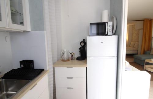 Lons-le-Saunier Apartment | Escapade Jurassienne-Terrasse & Sérénité