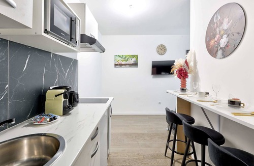 19th Arrondissement Apartment | Escapade moderne a deux pas de la Villette