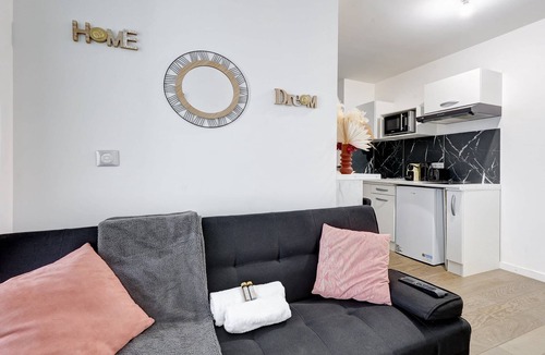19th Arrondissement Apartment | Escapade moderne a deux pas de la Villette