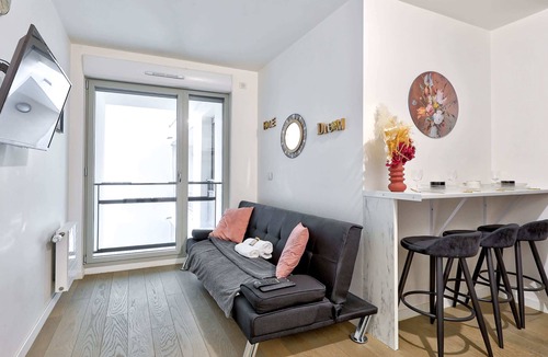 19th Arrondissement Apartment | Escapade moderne a deux pas de la Villette