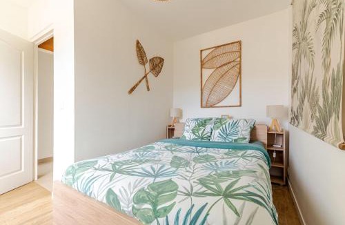 Etretat House | "Escapade Nature" 1 place de parking et jardin paysager by Art De Voyager