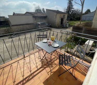 Chasseneuil-du-Poitou Apartment | Escapade poitevine - Maison climatisée avec 3 Ch - 4 min Futuroscope et Aquascope