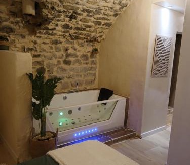 Villeneuve-de-Berg Apartment | Escapade romantique ardéchoise