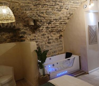 Villeneuve-de-Berg Apartment | Escapade romantique ardéchoise