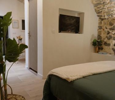 Villeneuve-de-Berg Apartment | Escapade romantique ardéchoise