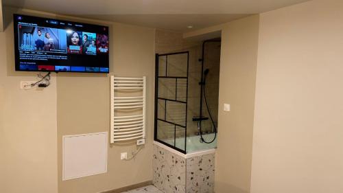 Laval Apartment | ESCAPADE Sereine - Studio Balnéo à Laval