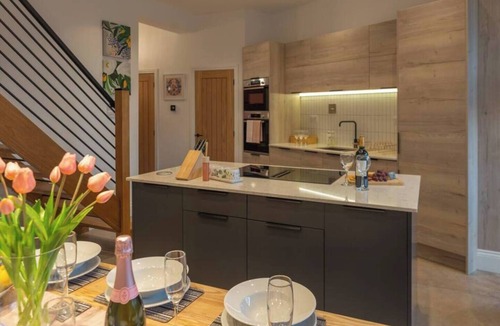 York House | Escape 2 Unwind At The Parade, Accommodates 10