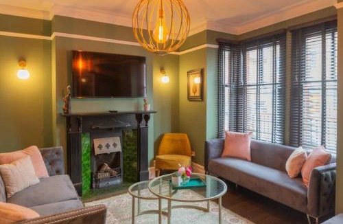 York House | Escape 2 Unwind At The Parade, Accommodates 10