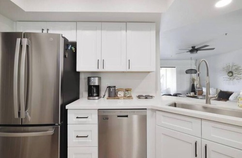 Camelback East Condo | Escape 48! Heated Pool, Hot Tub, Fitness Center, walk to Coffee, Grocery