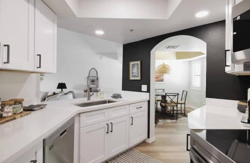 Camelback East Condo | Escape 48! Heated Pool, Hot Tub, Fitness Center, walk to Coffee, Grocery