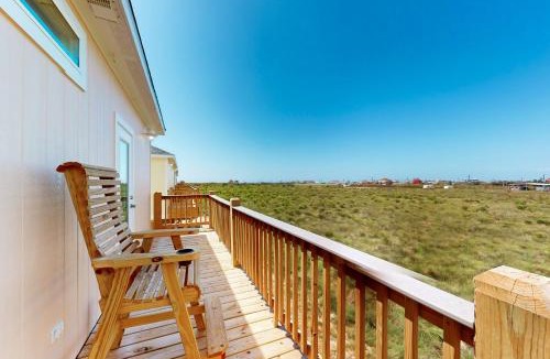 Gilchrist House | Escape Bay Views Family Retreat Dog Friendly