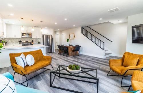 Burbank House | Escape in Modern 4BR Home Sleeps 10 with Parking