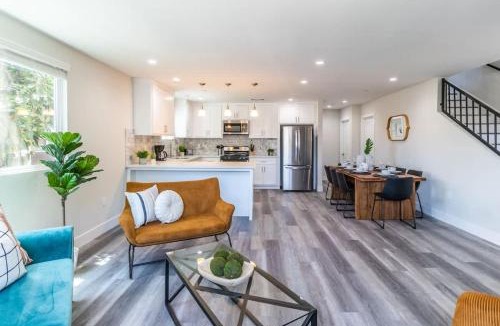Burbank House | Escape in Modern 4BR Home Sleeps 10 with Parking