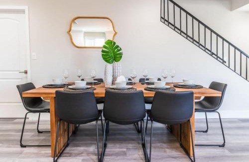 Burbank House | Escape in Modern 4BR Home Sleeps 10 with Parking