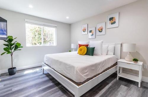 Burbank House | Escape in Modern 4BR Home Sleeps 10 with Parking