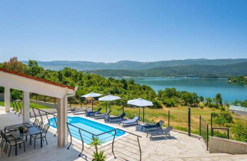 Garjak House | Escape on Lake - private retreat with Pool & Jacuzzi
