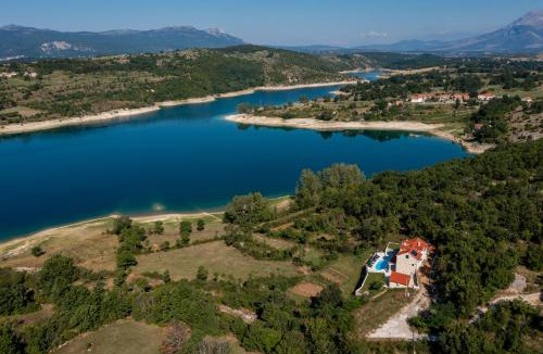 Garjak House | Escape on Lake - private retreat with Pool & Jacuzzi