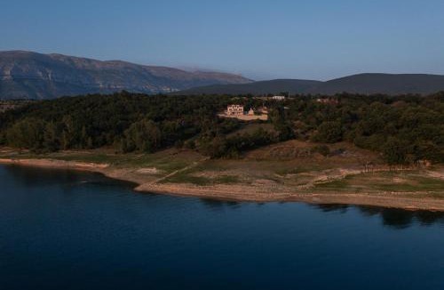 Garjak House | Escape on Lake - private retreat with Pool & Jacuzzi