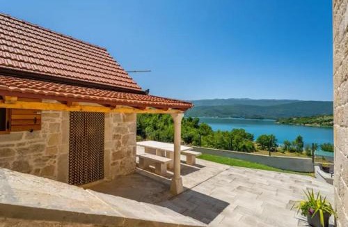 Garjak House | Escape on Lake - private retreat with Pool & Jacuzzi