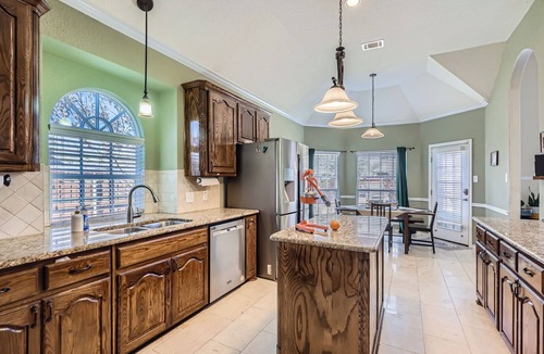 Frisco House | Escape Room + Hot Tub, Game Room, 100lbs of Legos - Frisco Gathering House
