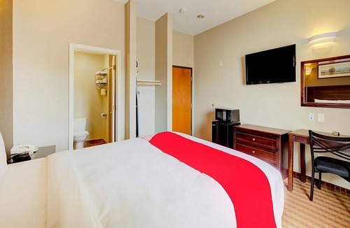Dilley House | Escape The Hustle and Bustle! Short Drive to Nueces River, Free Breakfast!