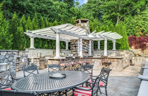 New Fairfield House | Escape to a Luxury Lakehouse Retreat- Chefs Indoor Outdoor Kitchen Hot Tub Steam