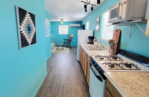 Lockhart House | Escape to Comfort & Charm for 4 in Texas’ BBQ Hub!