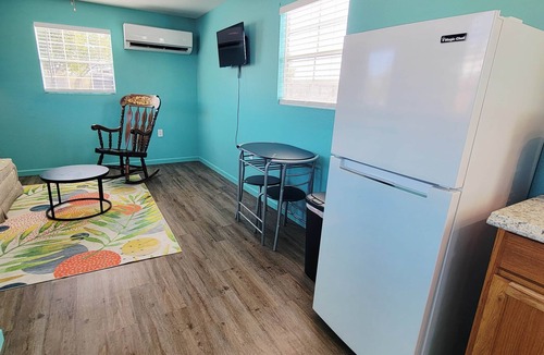 Lockhart House | Escape to Comfort & Charm for 4 in Texas’ BBQ Hub!