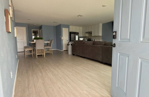 Southside House | "Escape to Comfort: Your Perfect Getaway Awaits at Our Spacious Haven!"