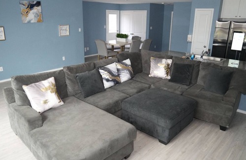 Southside House | "Escape to Comfort: Your Perfect Getaway Awaits at Our Spacious Haven!"