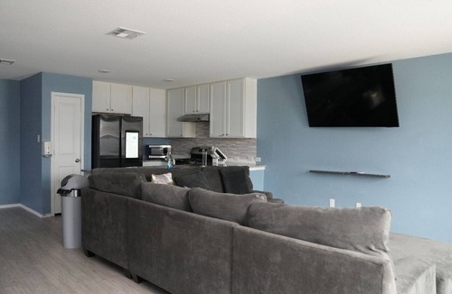 Southside House | "Escape to Comfort: Your Perfect Getaway Awaits at Our Spacious Haven!"