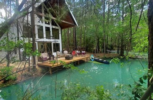Waller Cabin | Escape to Elegance: Waterfront Cabin in a Texas Forest – Ideal Glamping Getaway