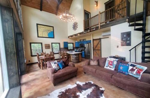 Waller House | Escape to Elegance: Waterfront Cabin in a Texas Forest – Ideal Glamping Getaway