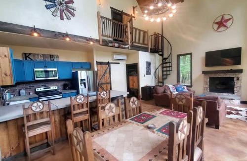 Waller House | Escape to Elegance: Waterfront Cabin in a Texas Forest – Ideal Glamping Getaway