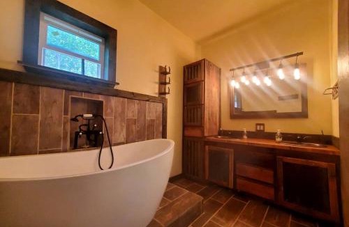 Waller House | Escape to Elegance: Waterfront Cabin in a Texas Forest – Ideal Glamping Getaway