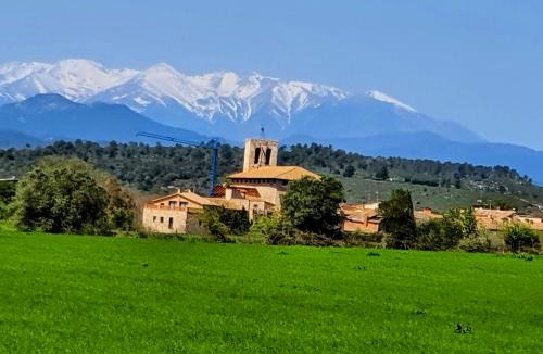 Avinyonet de Puigventos House | Escape to a spacious retreat with garden