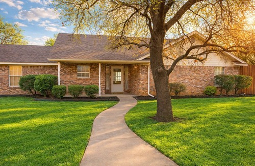 Gainesville House | Escape to Floral Cottage, a charming 3-bed, 2-bath retreat in Gainesville for up to 10 guests. This peaceful home in a quiet residential area features a private pool & spacious yard. Perfect for families or groups seeking a relaxing getaway.