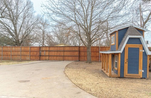 Gainesville House | Escape to Floral Cottage, a charming 3-bed, 2-bath retreat in Gainesville for up to 10 guests. This peaceful home in a quiet residential area features a private pool & spacious yard. Perfect for families or groups seeking a relaxing getaway.