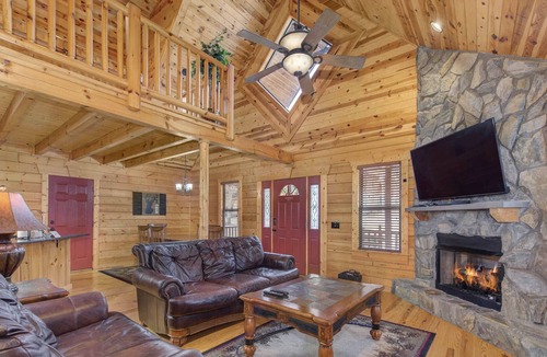 White Oak Lodge Cabin | Escape to Great Smoky Mountains in this Classic Cabin