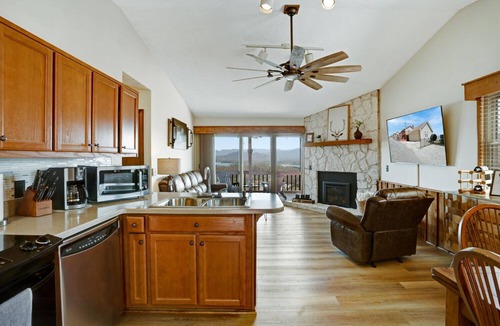 Young Harris Cabin | Escape to Lake Chatuge! Stunning views of the mountains and lake!